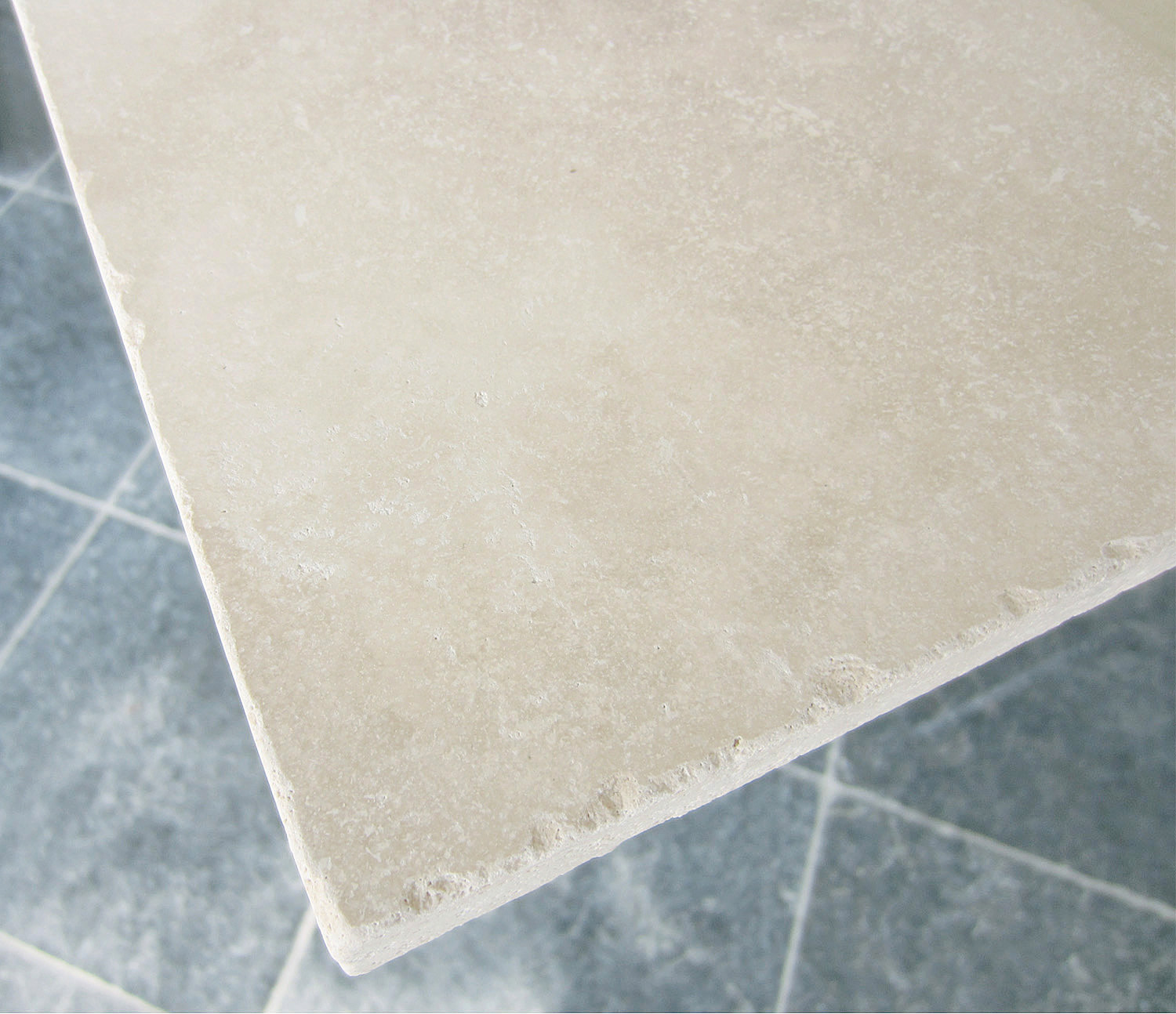 Travertin &agrave; la finition bouch&eacute;e puis vieillie